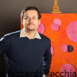 Andrea Rizzardi Recchia insieme a una delle sue opere